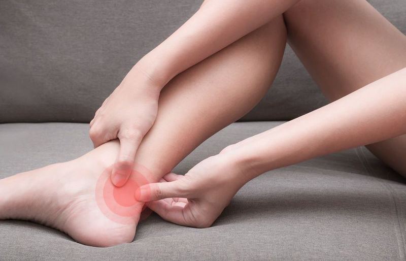 の と くるぶし 下 痛い 押す 【外くるぶし】の下や後ろの痛み。「腓骨筋腱炎」は足の着き方が原因！